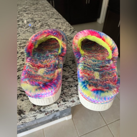 UGG Fuzzy Slippers size 7 - Picture 2 of 12
